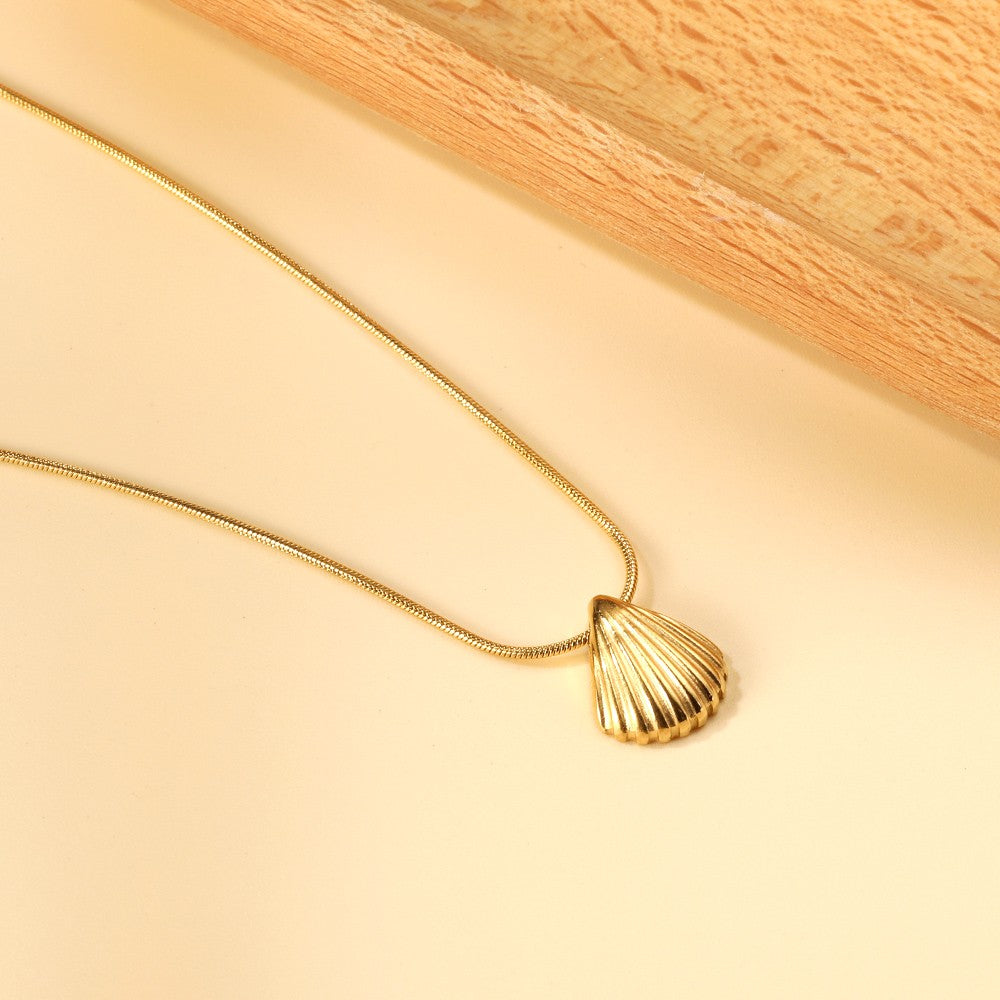 Golden Tide – Gold Shell Pendant Necklace